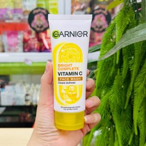 Garnier bright complete vitamin c face wash clears dullness การ์นิเย่ ไบร์ท คอมพลีก วิตามินซี เฟส วอช โฟมล้างหน้า